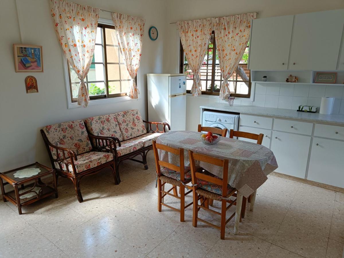 The Grapevine Guest House Paphos ภายนอก รูปภาพ